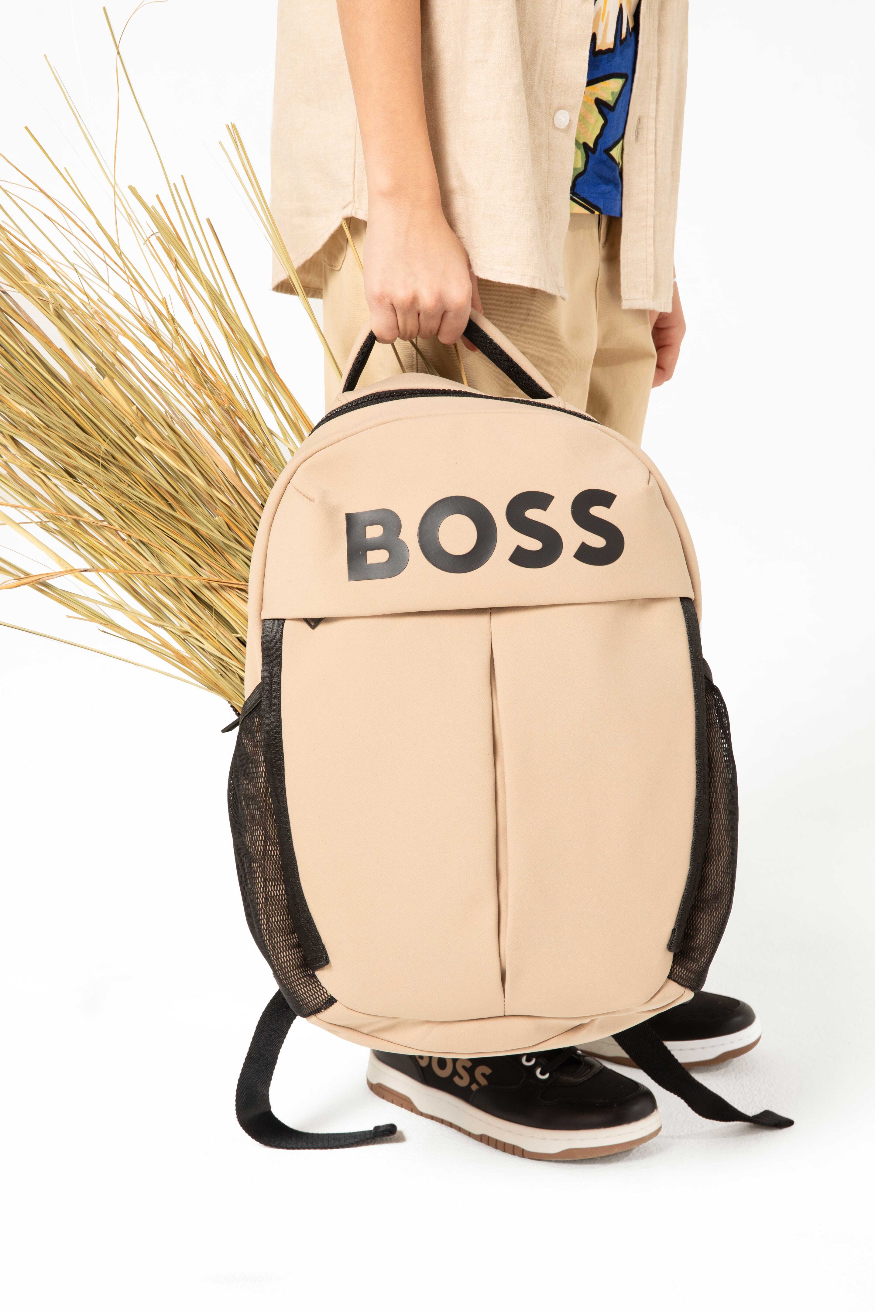 Détails look jungle enfant – chapeau de safari et lunettes de soleil stylées