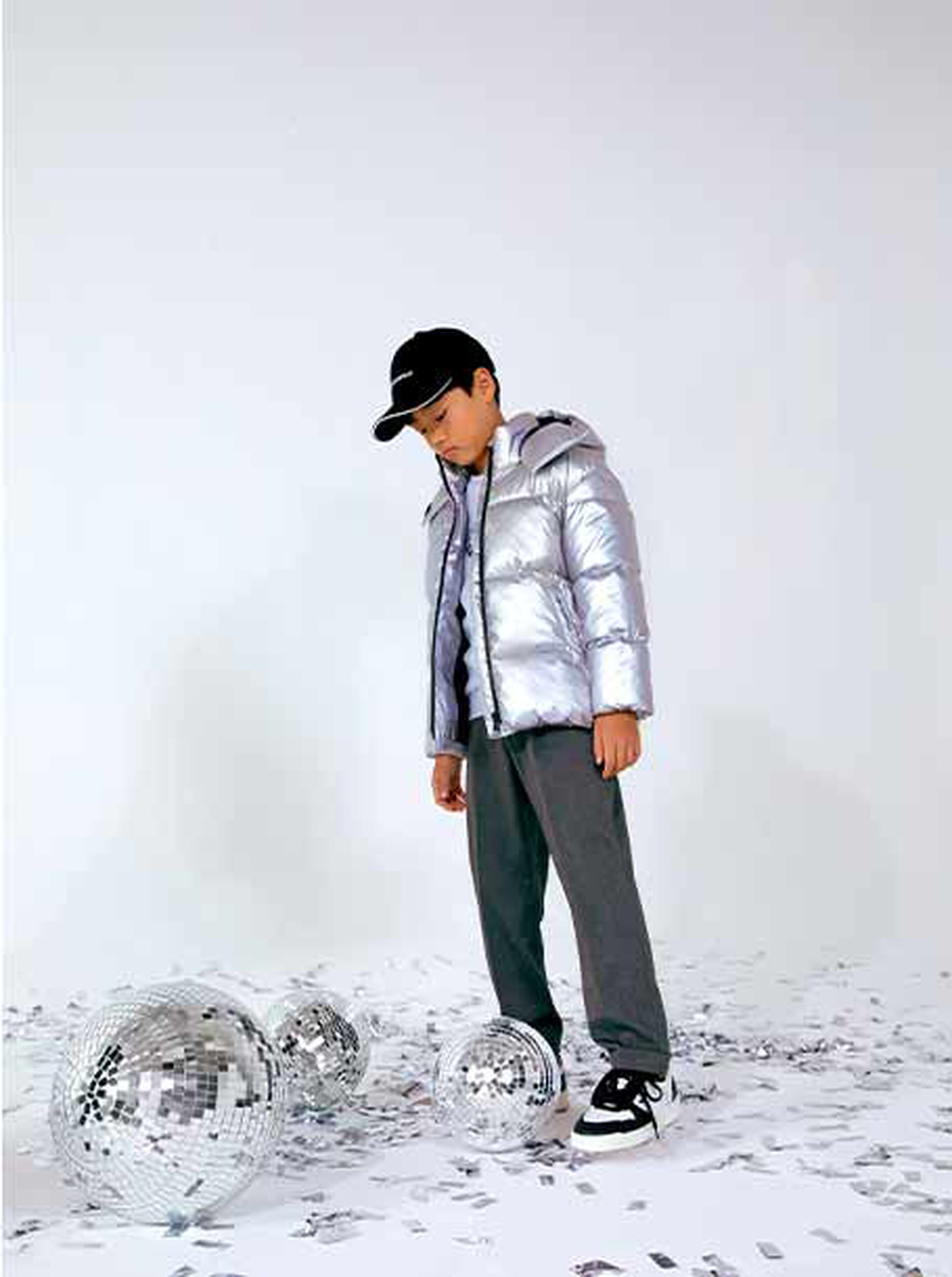 Palette Kids Around hiver 2025 avec des bleus profonds stylés et des nuances neutres douillettes