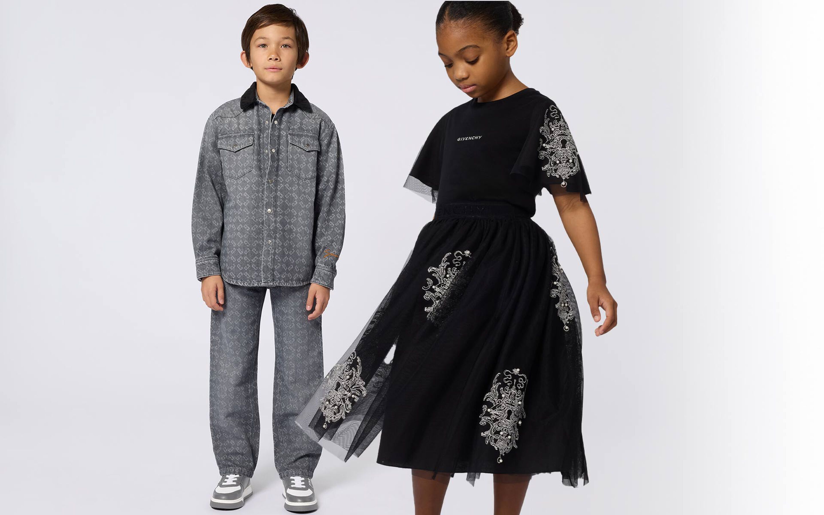 Les vêtements et accessoires pour enfants de la marque de luxe Givenchy sur Kids around