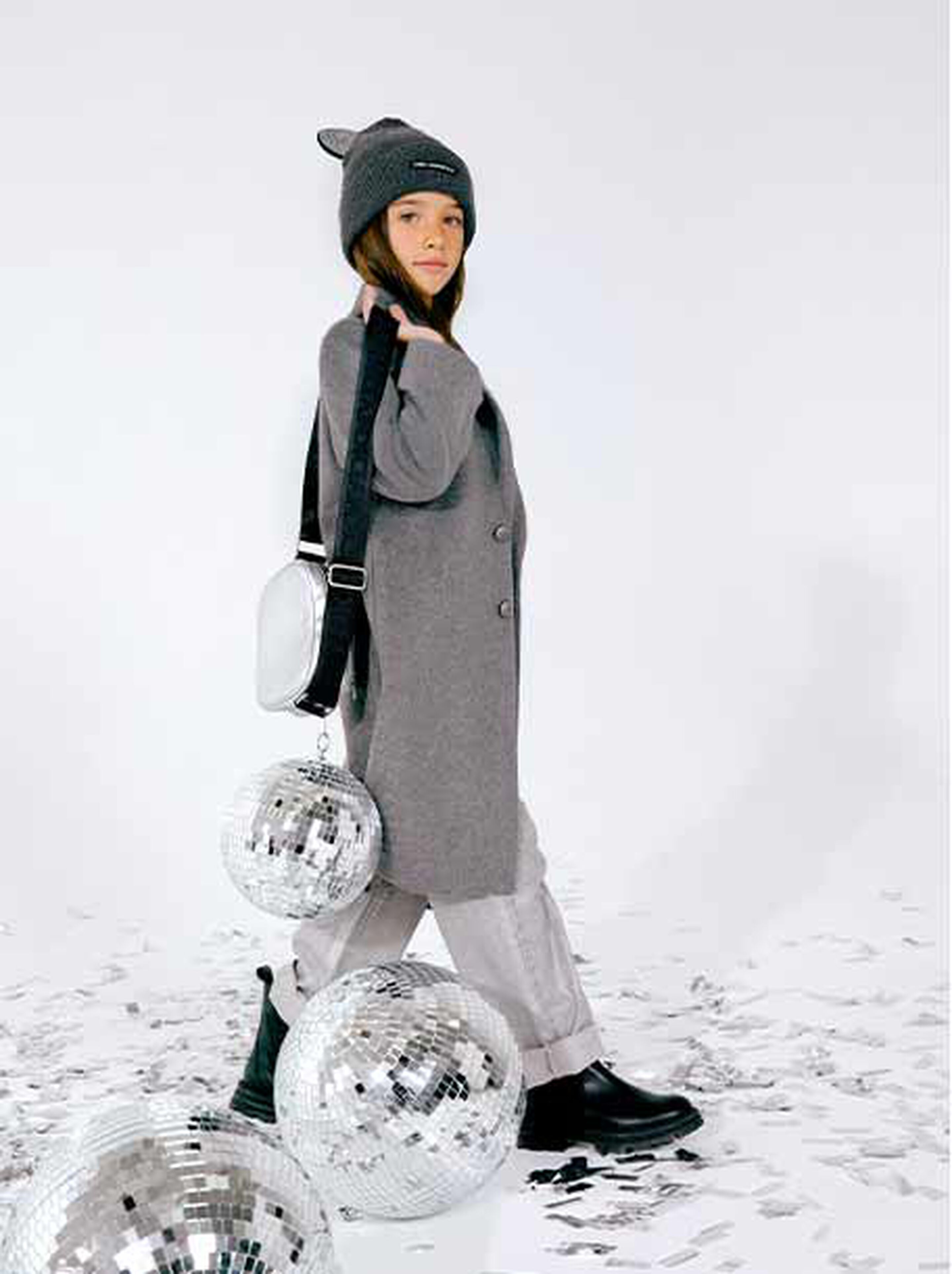 Inspiration mode enfant hiver 2025 avec des bleus profonds raffinés et des tons chauds de saison