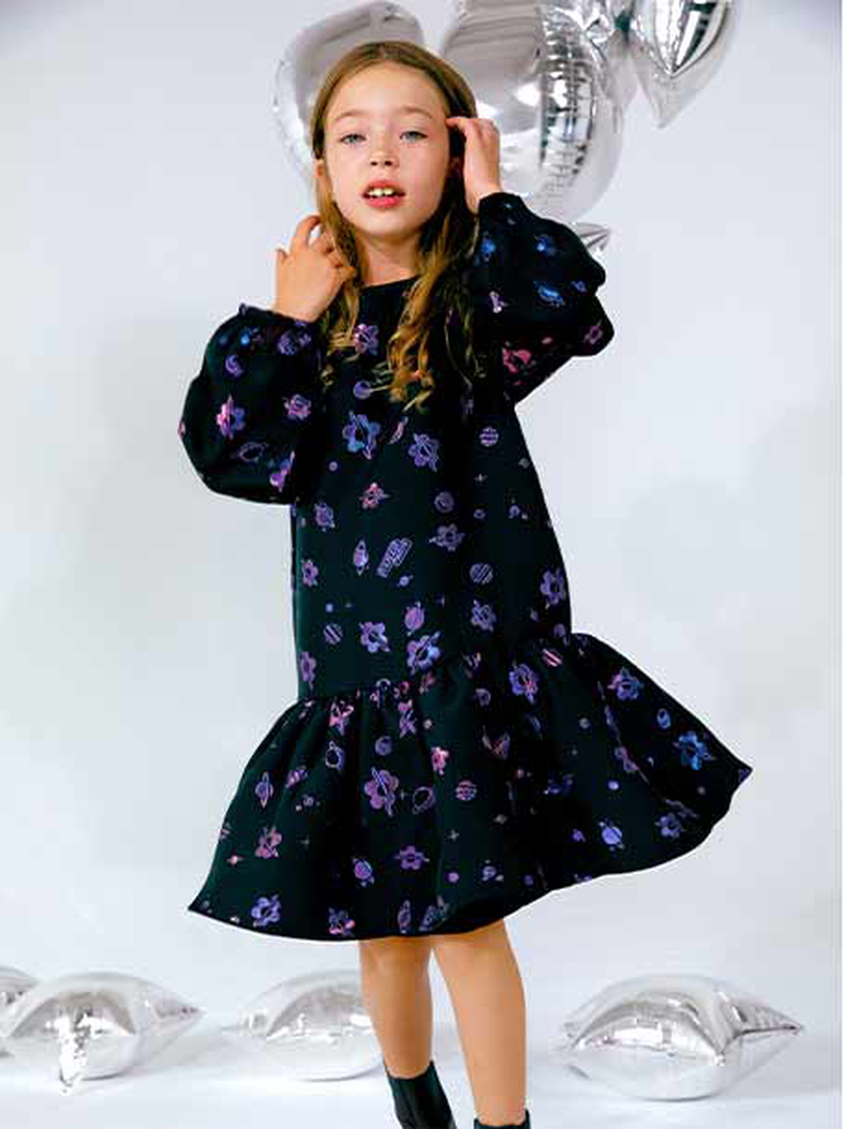 Gros plan sur la tenue de fête à paillettes d’un enfant.