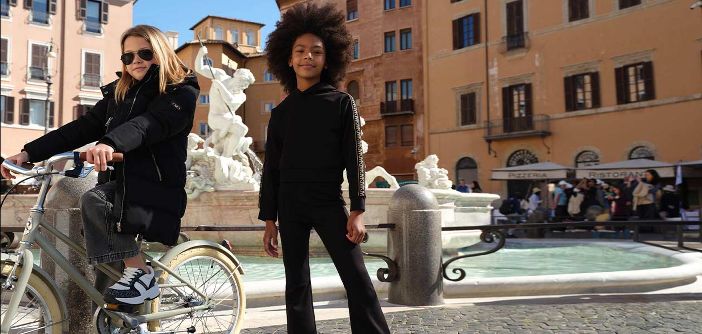 Bricolage d’Halloween : enfants peignant citrouilles et fantômes en papier.