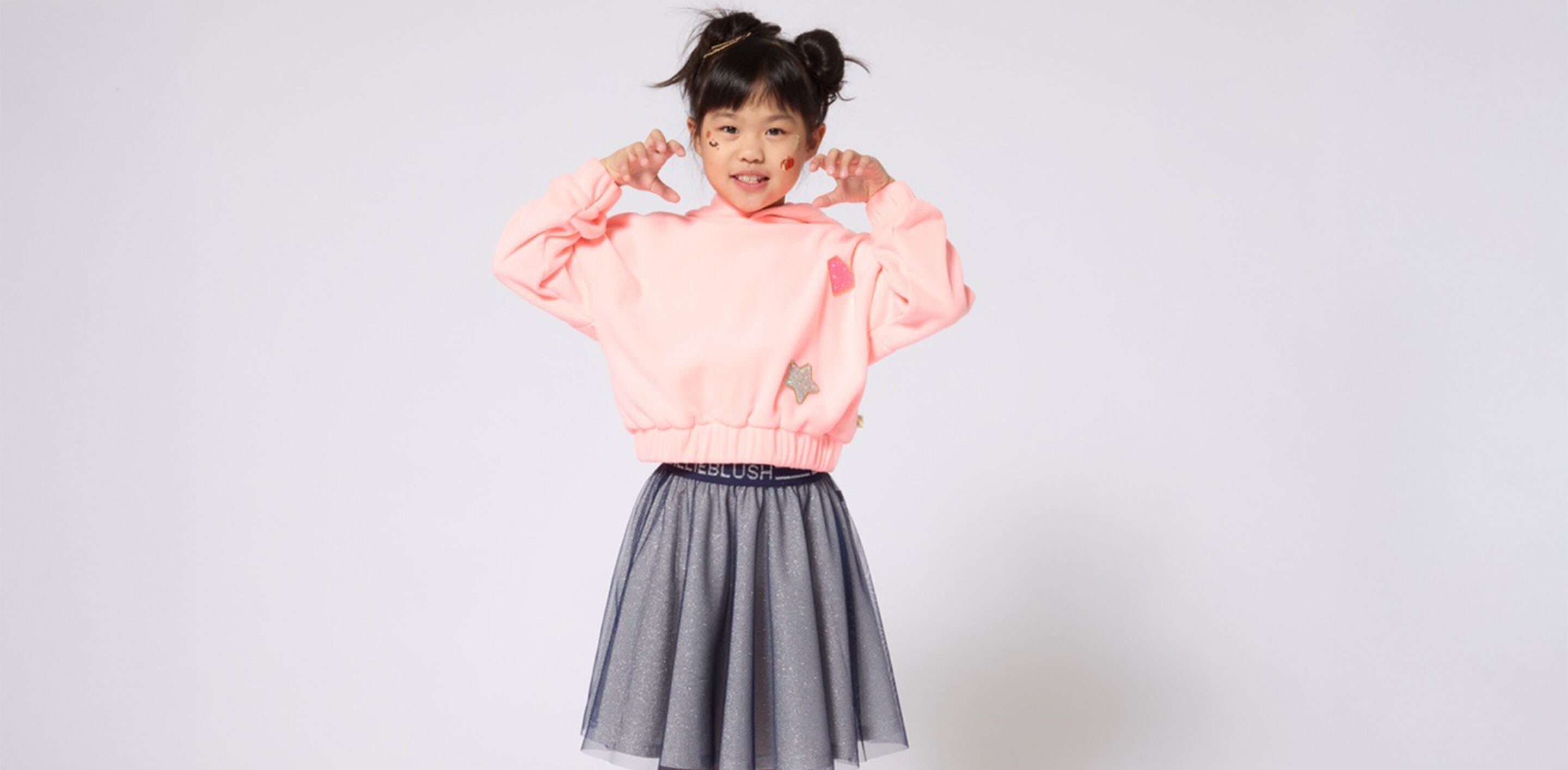 Atelier DIY Halloween en famille – enfants fabriquant des décorations effrayantes et colorées.