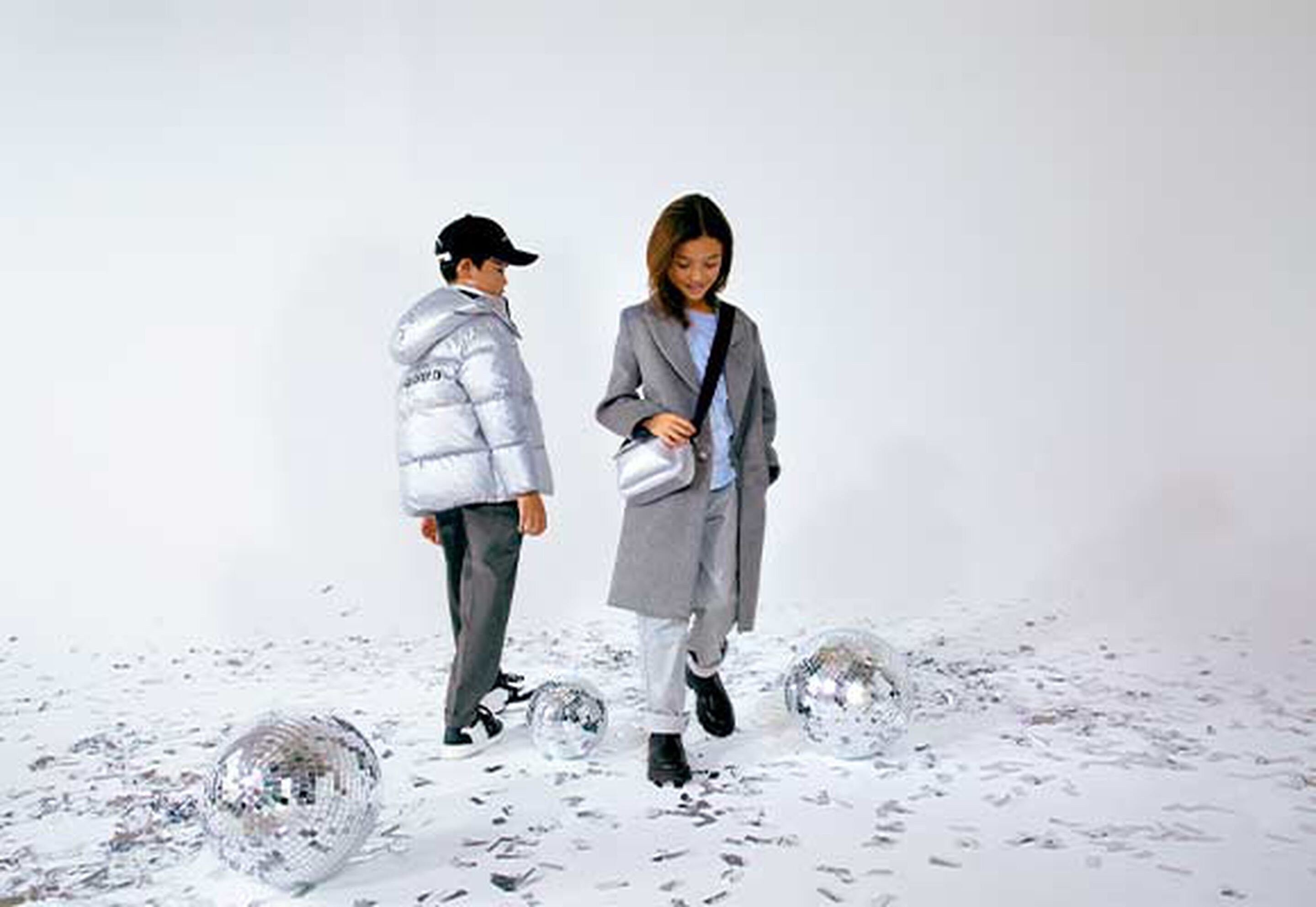 Couleurs mode enfant hiver 2025 mêlant neutres élégants et accents bleu profond