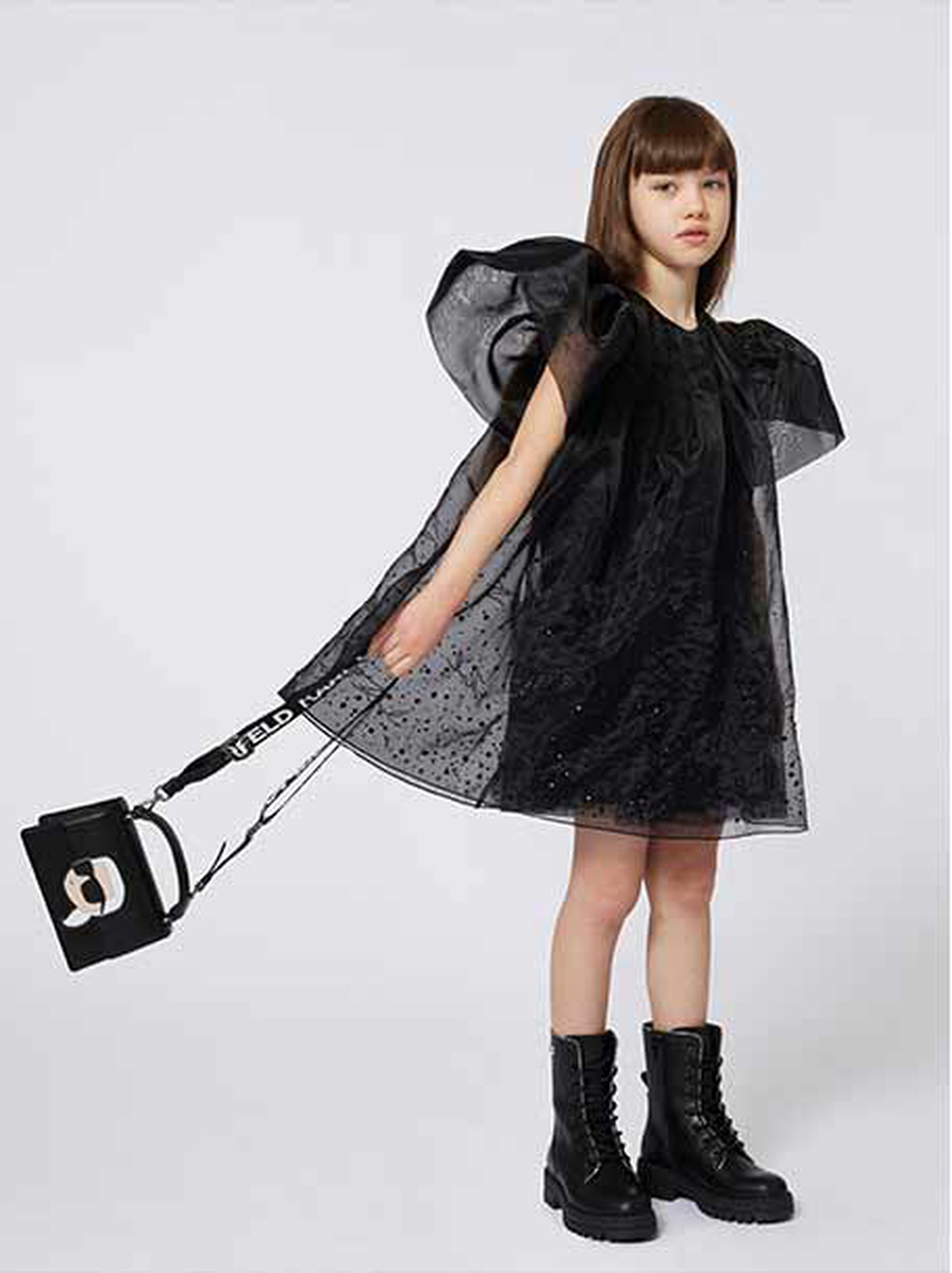 Enfants décorant la maison pour Halloween avec des créations DIY amusantes.