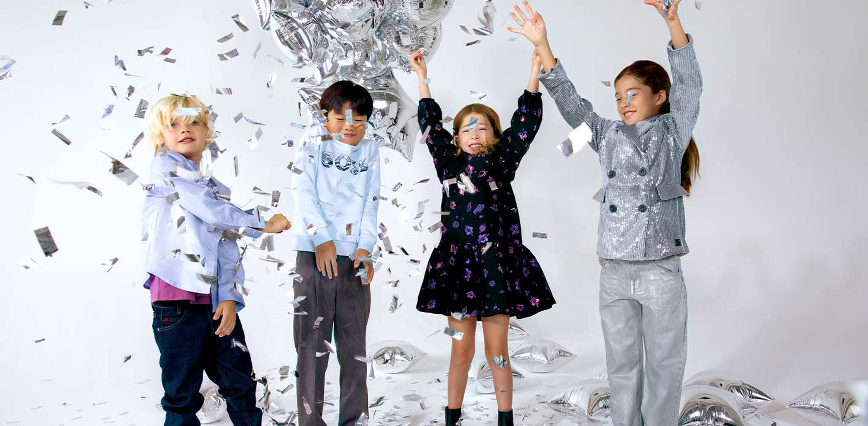 Fille portant une robe scintillante pour le réveillon du Nouvel An