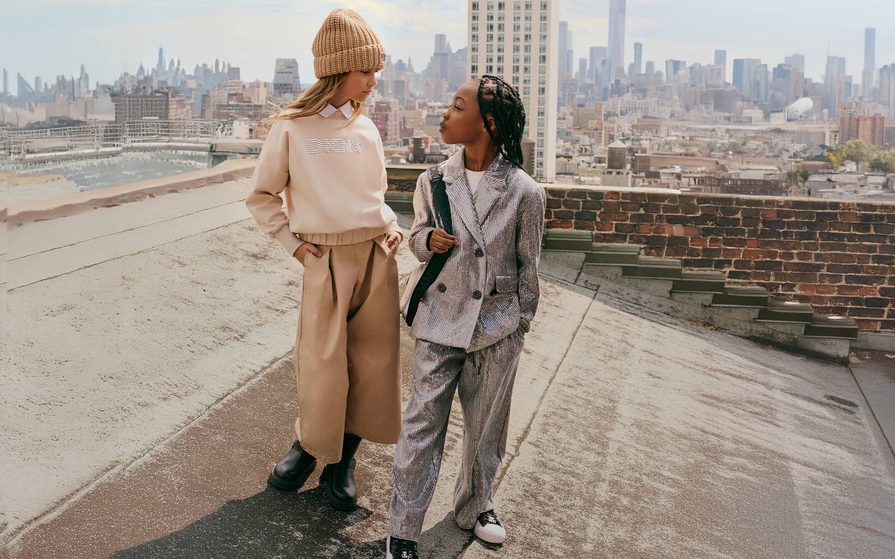 Les vêtements et accessoires pour enfants de la marque DKNY sur Kids around