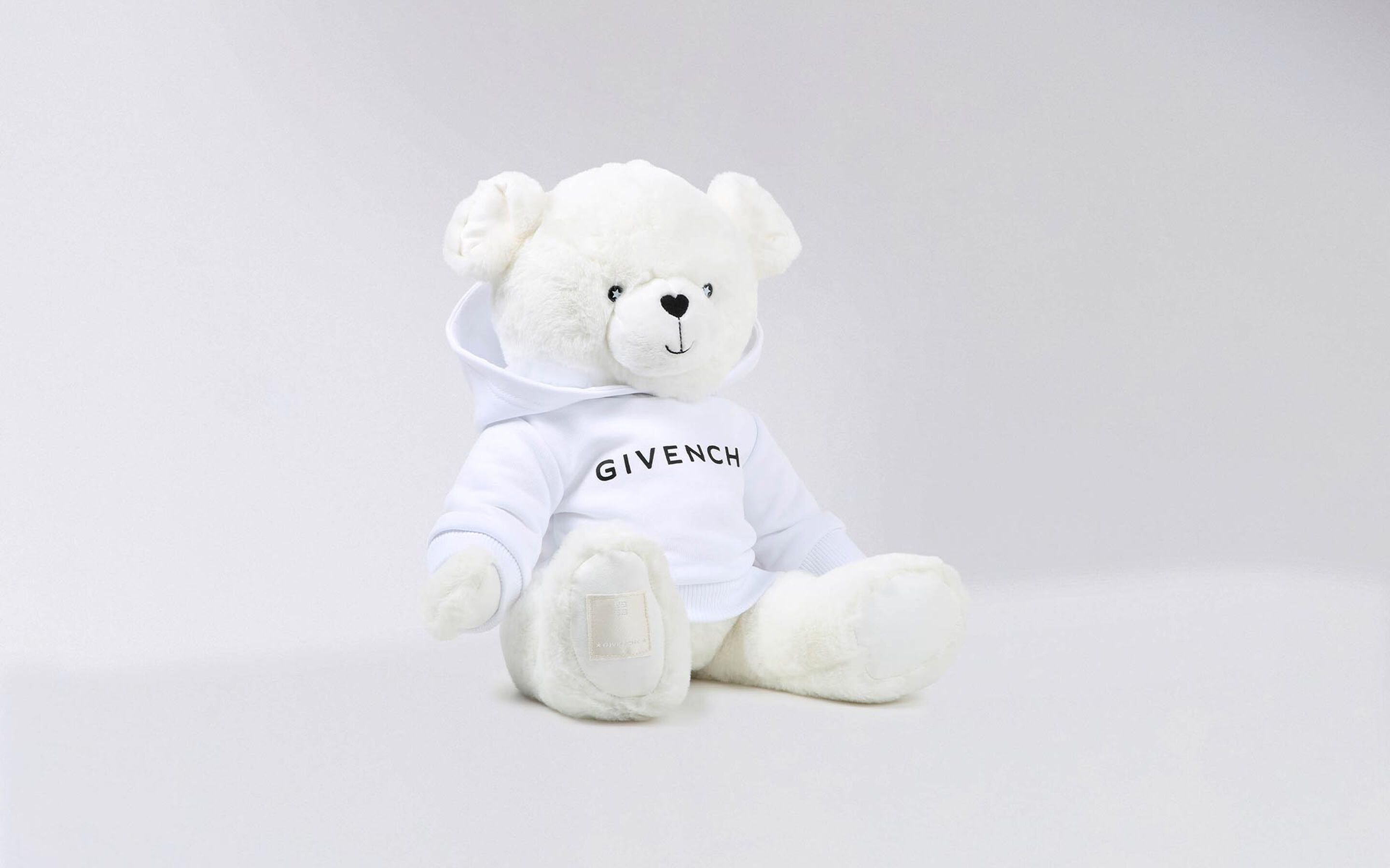 Vêtements et accessoires de luxe sur Kids around