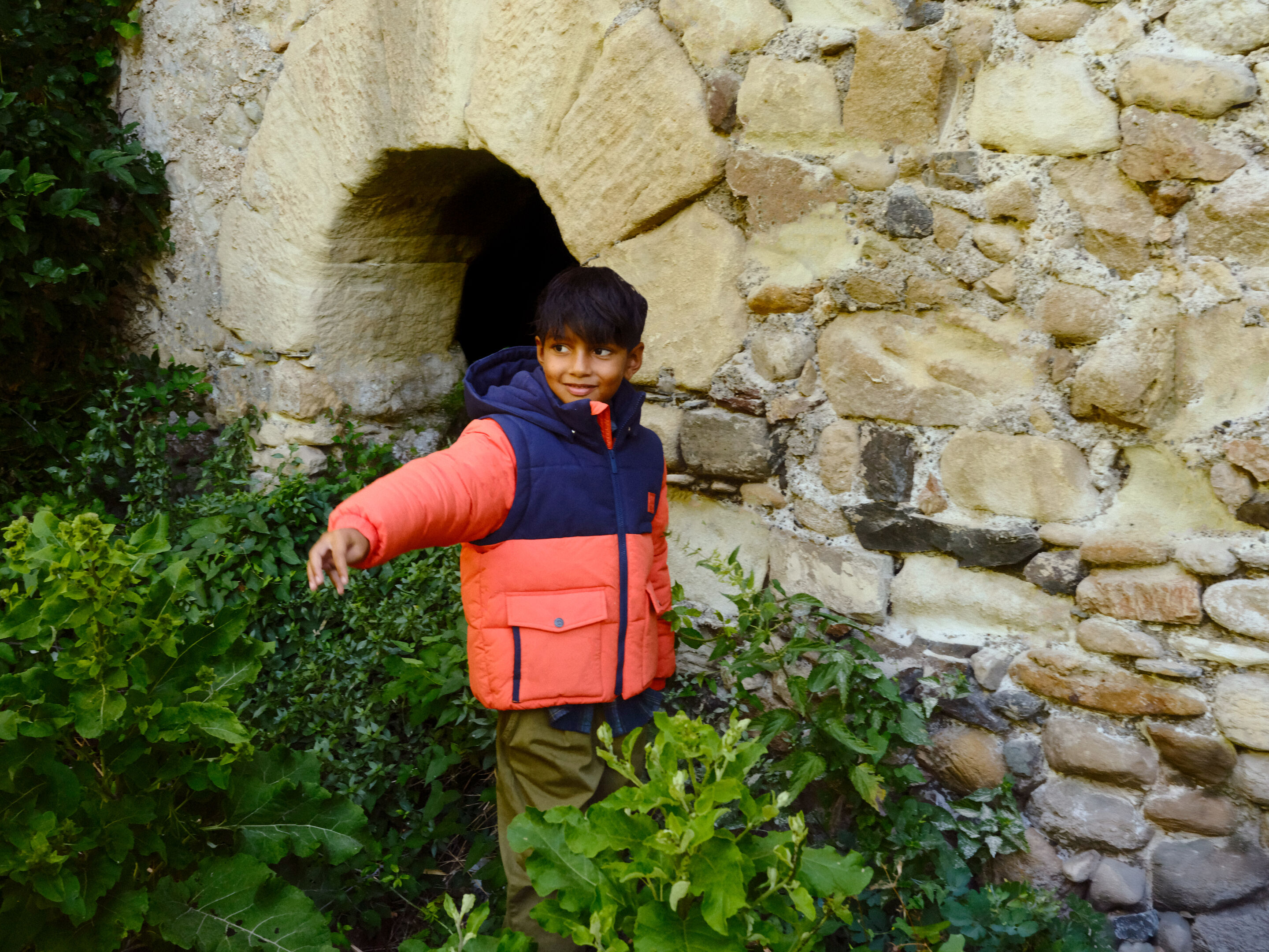 Collection hiver 2025 pour enfants, manteau BOSS et look heritage écossais