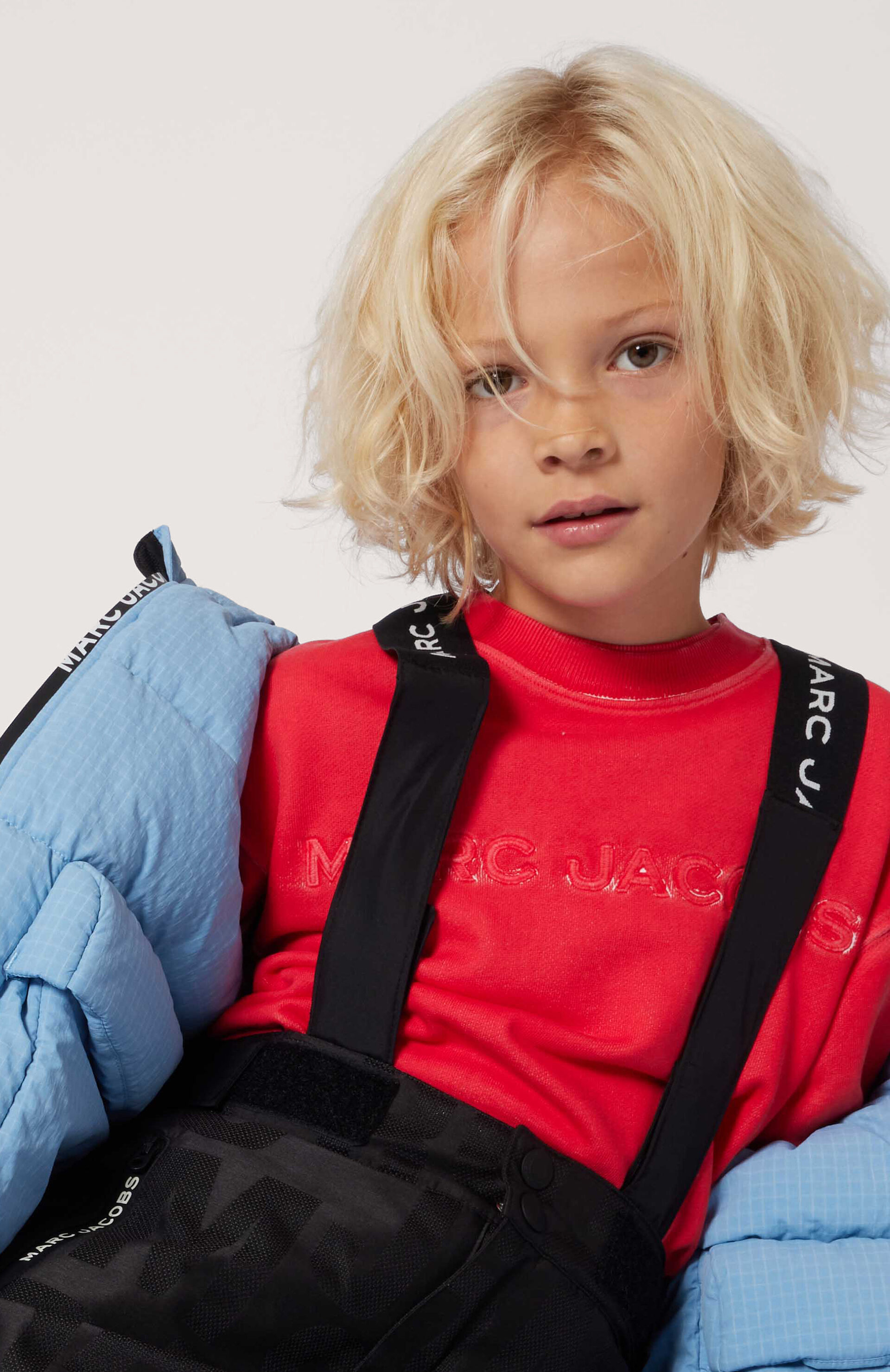 Premium- en luxe kinderkleding van topmerken, afgeprijsd bij Kids Around.