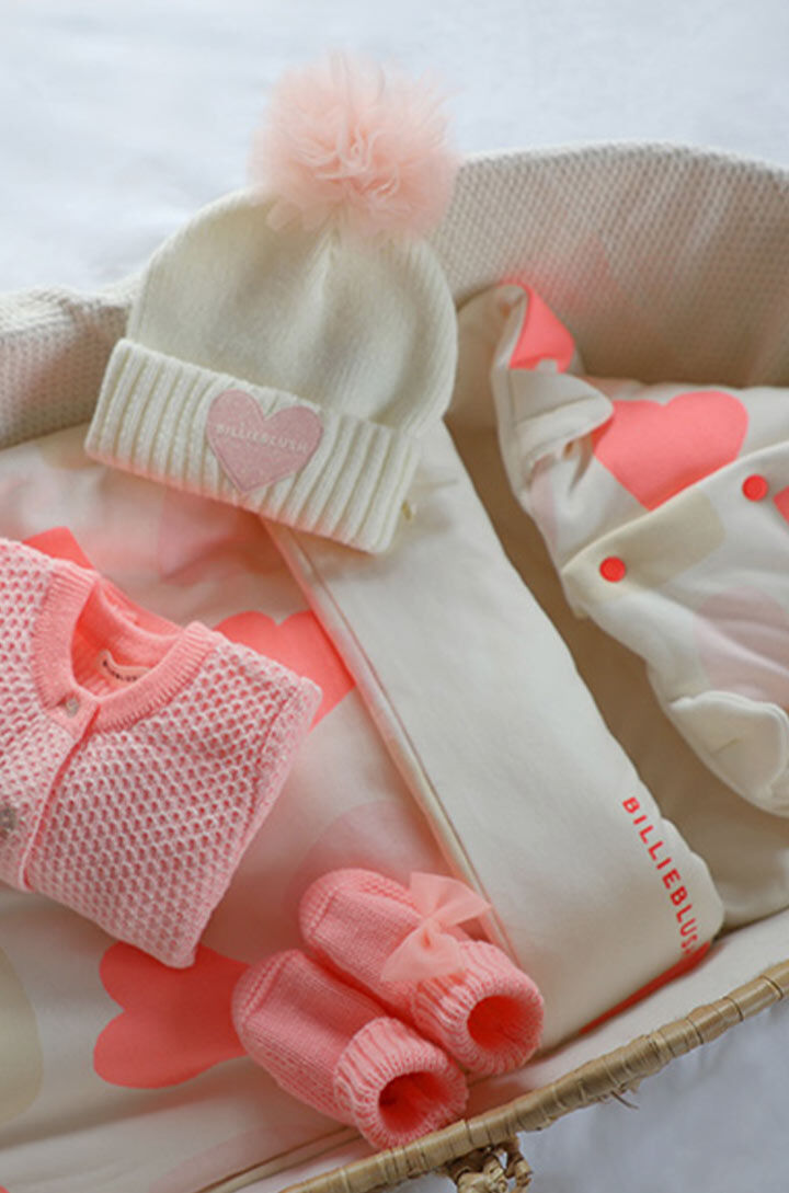 Premium- en luxe kinderkleding van topmerken, afgeprijsd bij Kids Around.