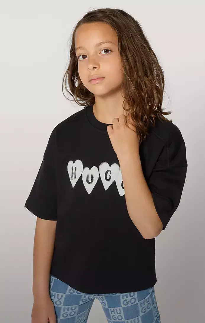 Hauts fille des marques DKNY et HUGO chez Kids around