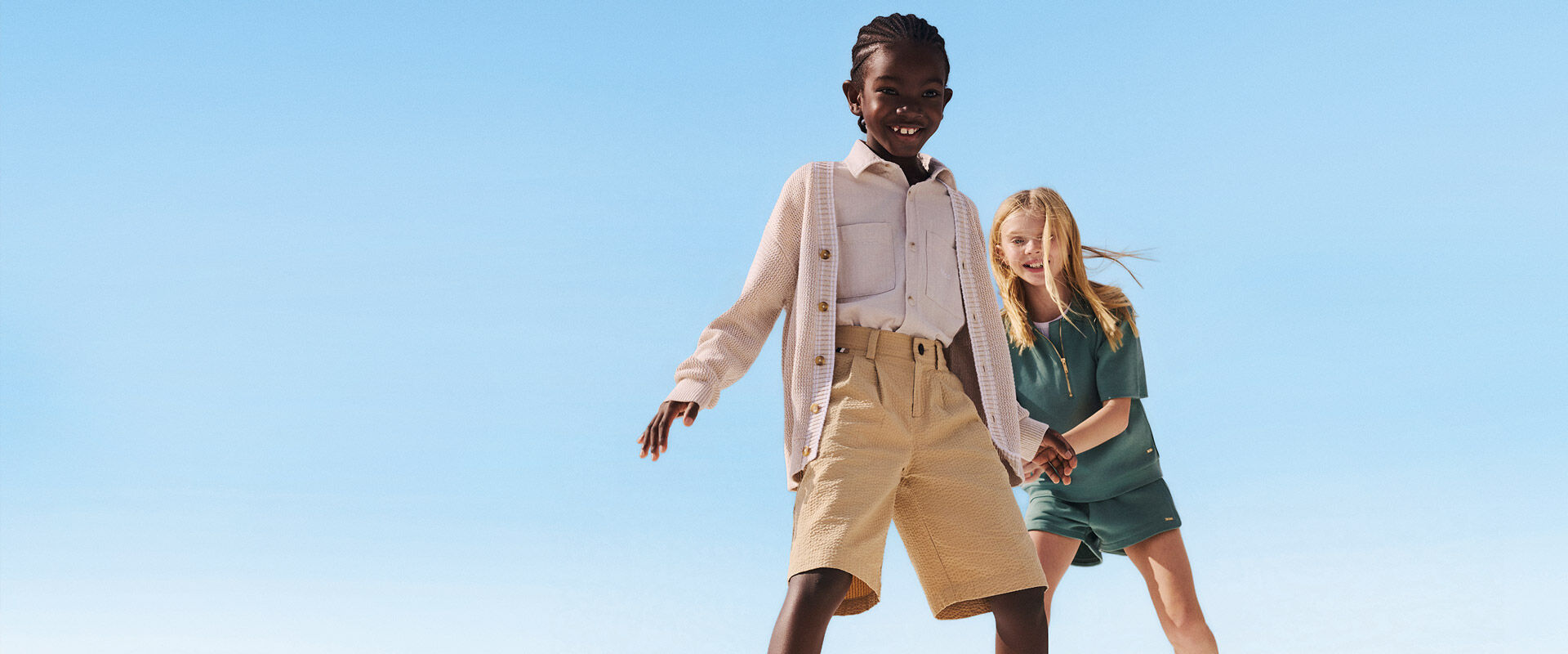 Die Kleidung der Marke BOSS bei Kids around