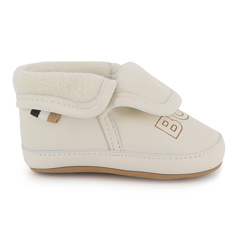 Chaussons souples en cuir de mouton BOSS 
                    UNISEXE