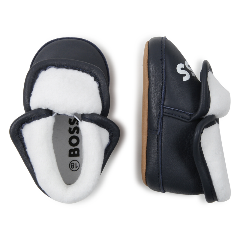 Chaussons élastiqués en cuir de mouton BOSS 
                    UNISEXE