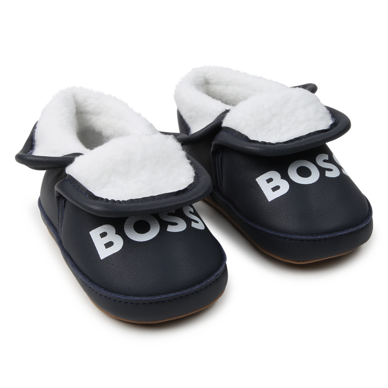 Chaussons élastiqués en cuir de mouton BOSS 
                    UNISEXE