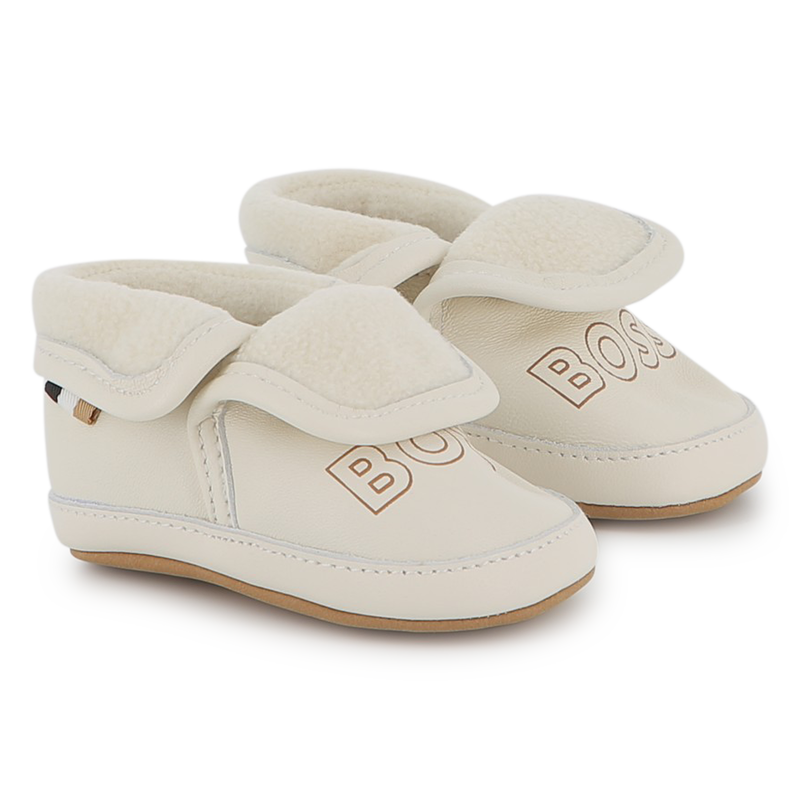 Chaussons souples en cuir de mouton BOSS 
                    UNISEXE