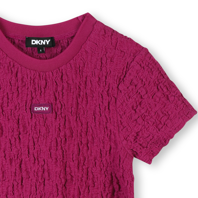 Robe gaufr&eacute;e &agrave; manches courtes DKNY 
                        FILLE
