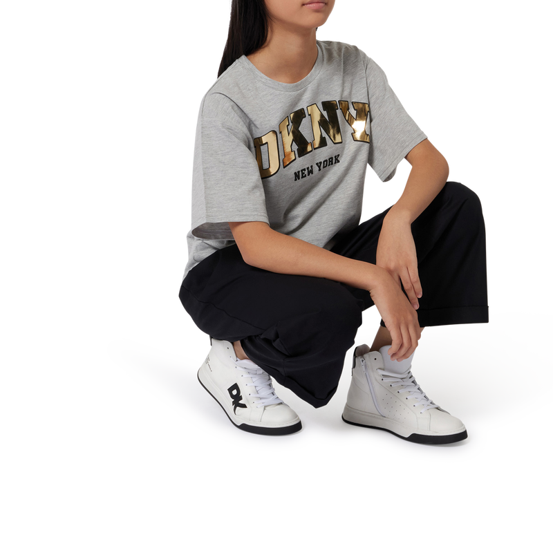 T-shirt &agrave; manches courtes DKNY 
                        FILLE