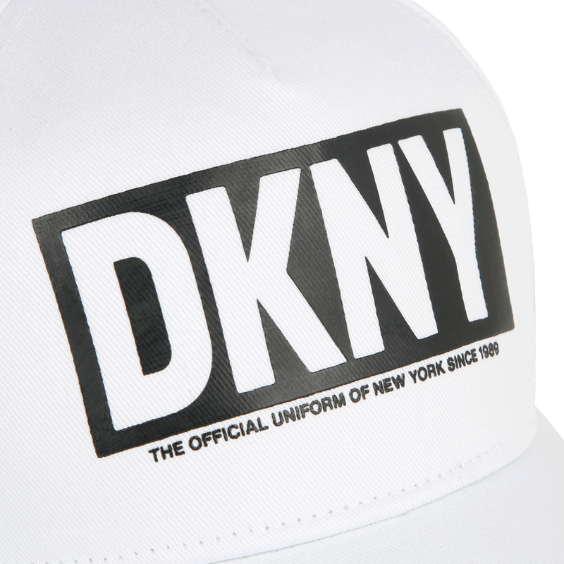 Casquette siglée avec fermeture auto-agrippante DKNY 
                    UNISEXE