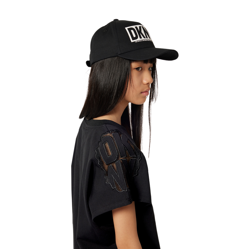 Casquette siglée avec fermeture auto-agrippante DKNY 
                    UNISEXE