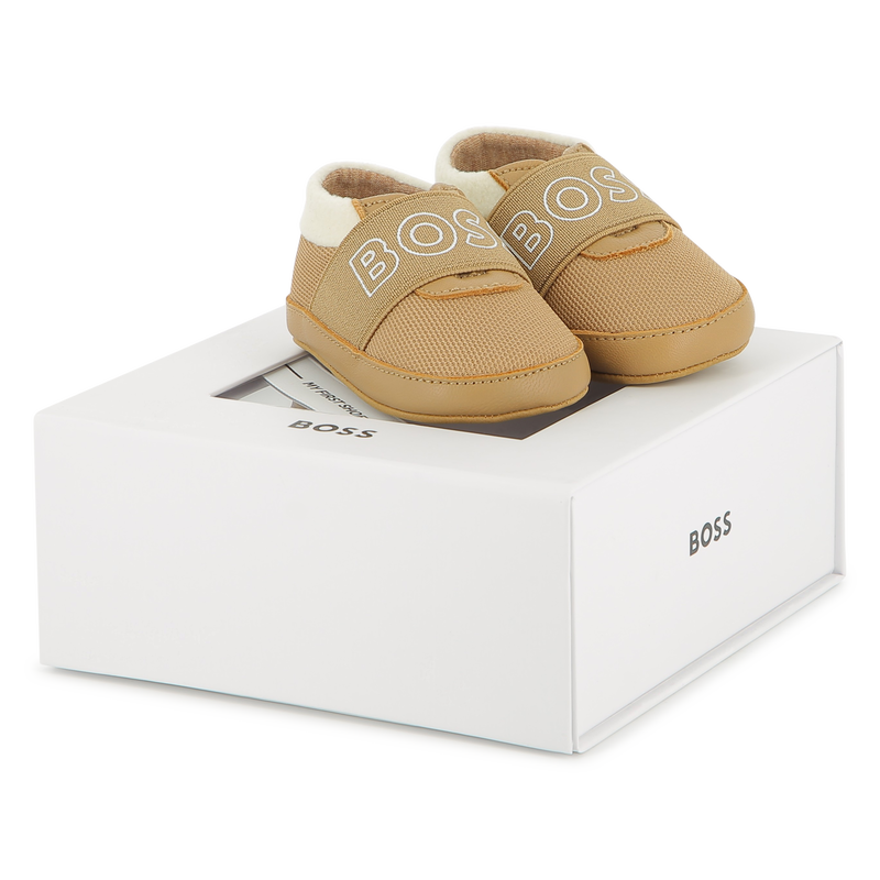 Chaussons souples en cuir de mouton BOSS 
                    UNISEXE