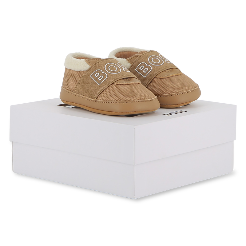 Chaussons souples en cuir de mouton BOSS 
                    UNISEXE