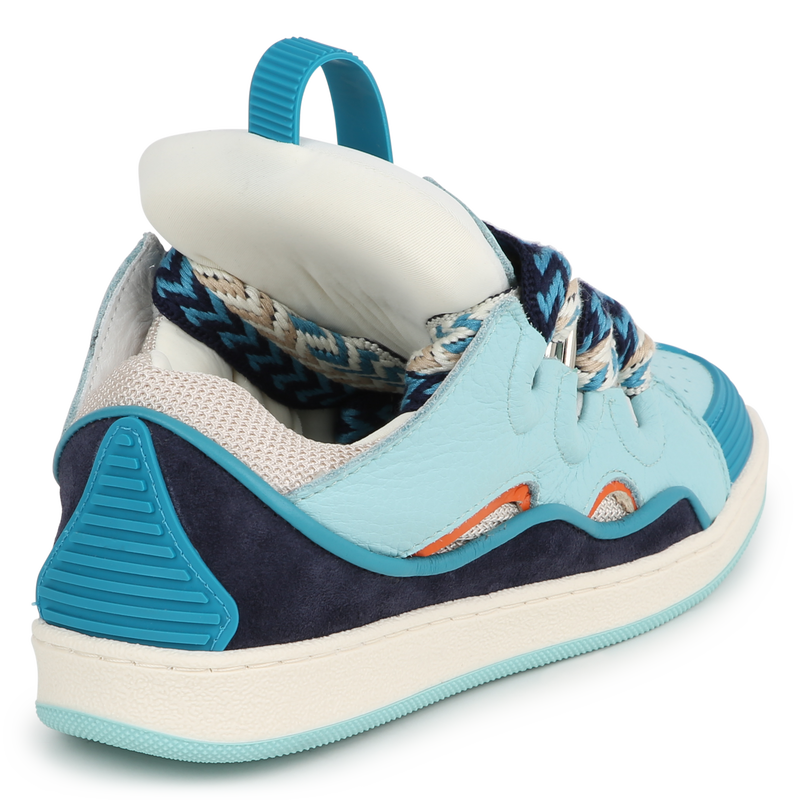 Baskets &agrave; lacets