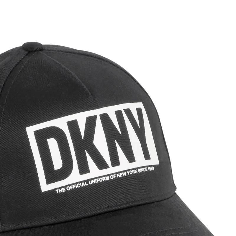 Casquette siglée avec fermeture auto-agrippante DKNY 
                    UNISEXE