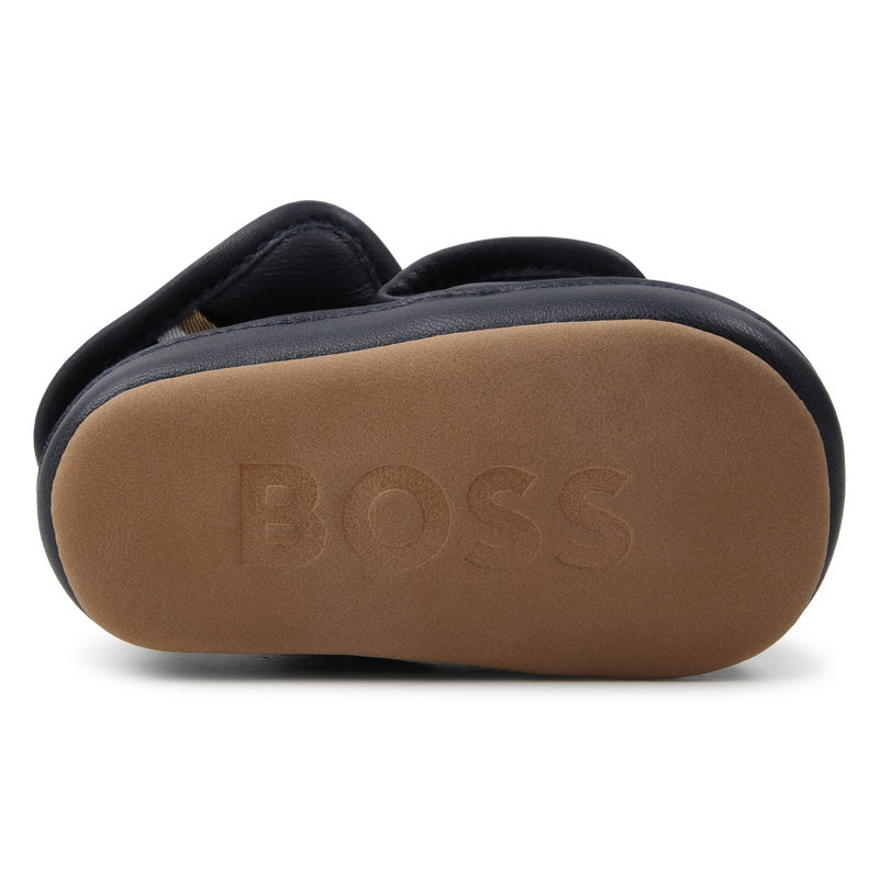 Chaussons élastiqués en cuir de mouton BOSS 
                    UNISEXE