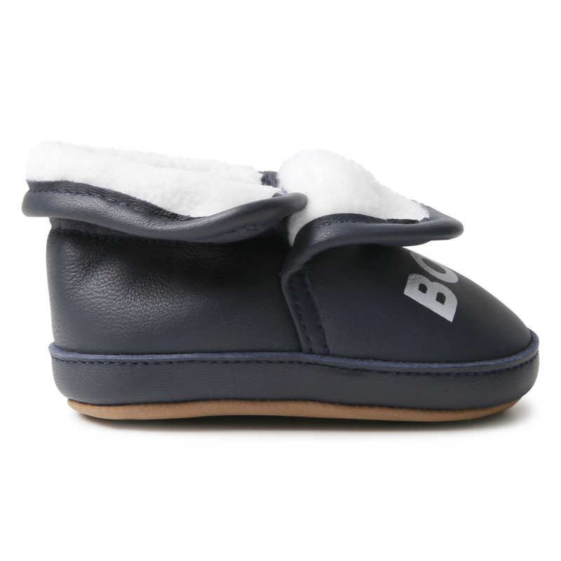 Chaussons élastiqués en cuir de mouton BOSS 
                    UNISEXE