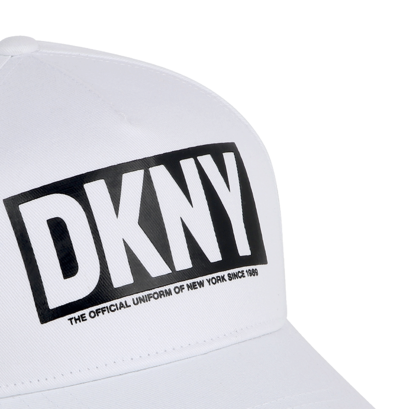 Casquette siglée avec fermeture auto-agrippante DKNY 
                    UNISEXE