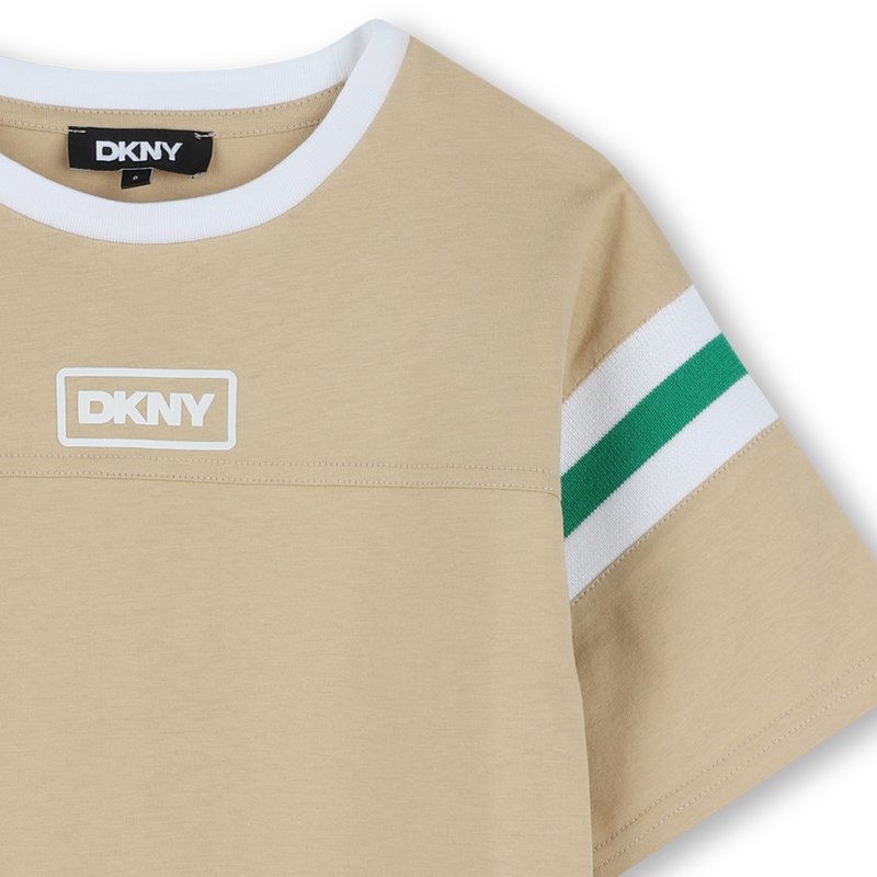 T-shirt illustration en relief DKNY 
                        GARCON