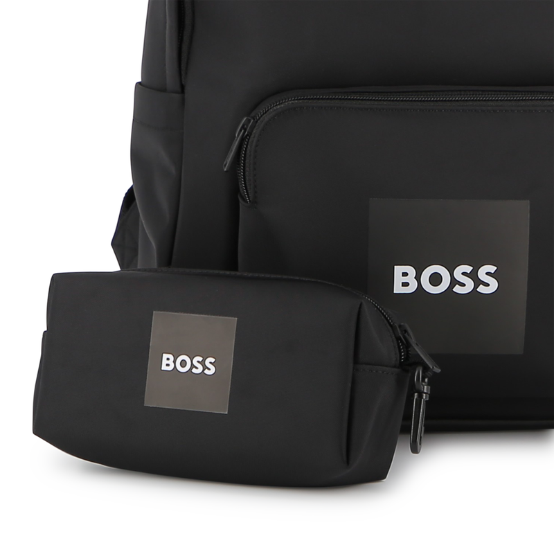 SAC A DOS + TROUSSE BOSS 
                        GARCON