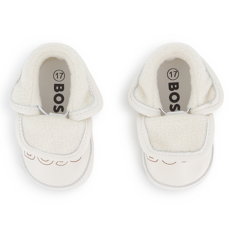 Chaussons souples en cuir de mouton BOSS 
                        UNISEXE