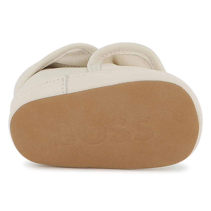 Chaussons souples en cuir de mouton BOSS 
                    UNISEXE