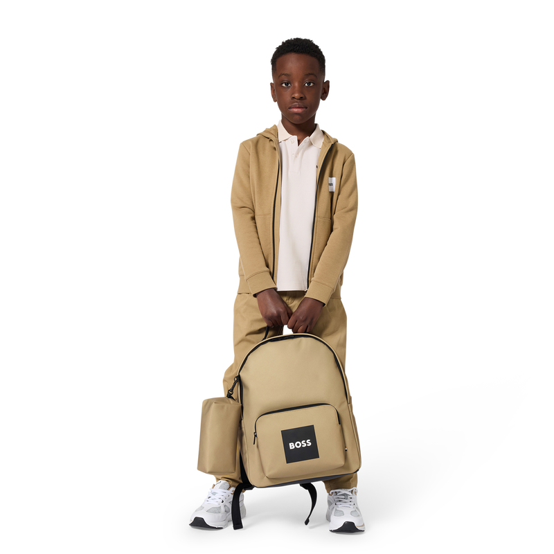 SAC A DOS + TROUSSE BOSS 
                        GARCON