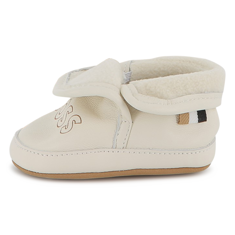 Chaussons souples en cuir de mouton BOSS 
                        UNISEXE