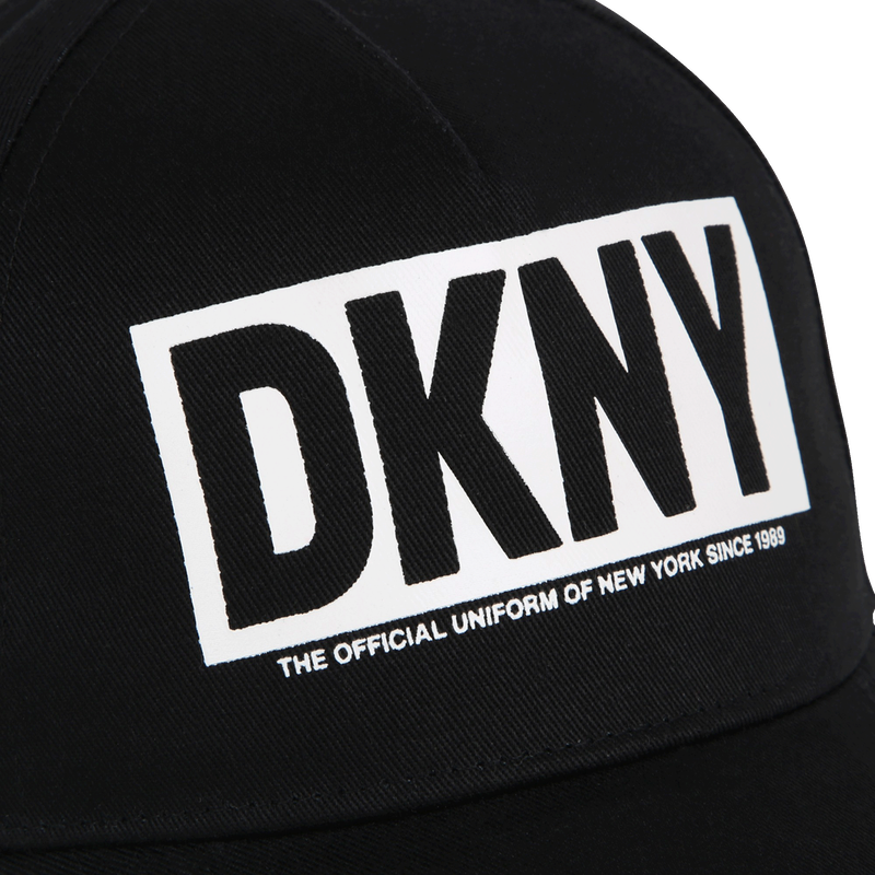 Casquette siglée avec fermeture auto-agrippante DKNY 
                    UNISEXE