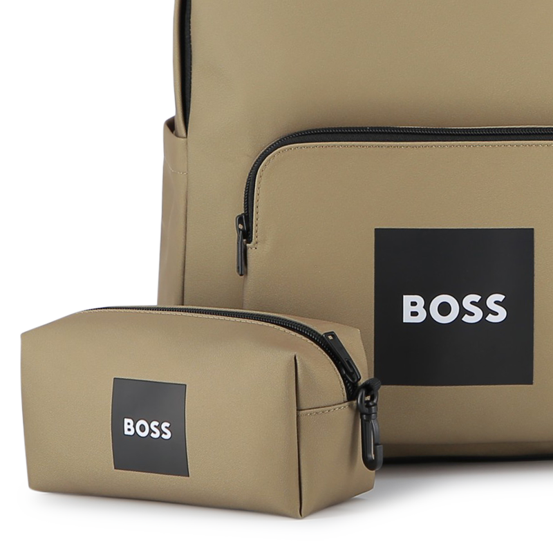 SAC A DOS + TROUSSE BOSS 
                        GARCON