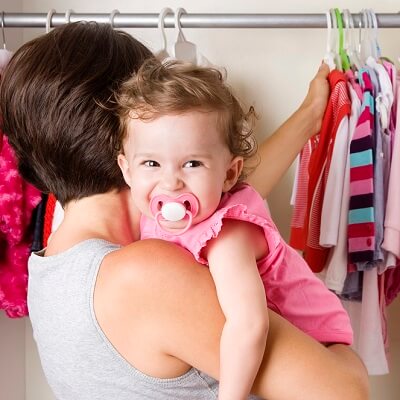 Organiser l'armoire à vêtements de son enfant