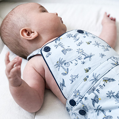 7 vêtements indispensables pour bébé cet été