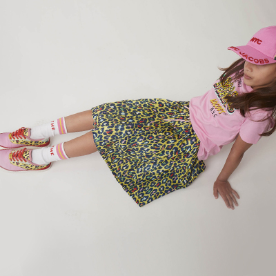 Quelles chaussures pour enfant avec une jupe longue plissée ? Conseils de style et idées de looks